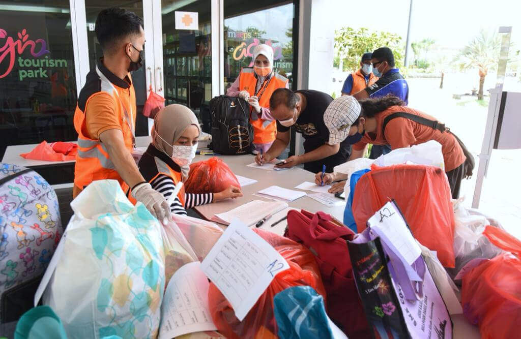 Antara barang-barang keperluan yang dihantar oleh waris pesakit melalui kawal selia JKM di Anjung Tiba PKRC Bersepadu MAEPS 2.0.