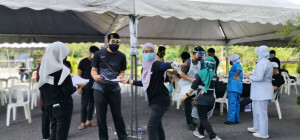 Sukarelawan sedang membantu penerima yang baru tiba.