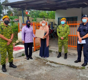ASP Mohd Rezal Arifin bersama Skuad Amanita dan anggota RELA menyerahkan bantuan kepada keluarga yang terjejas.
