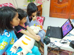 Anak-kanak sedang menonton ZOOtoYou di rumah bagi mengisi masa lapang.