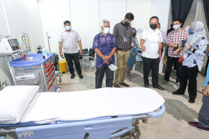 Menteri Besar Johor meninjau ruang di Pusat Pemberian Vaksin (PPV) integrasi mega di Mid Valley South Key. 