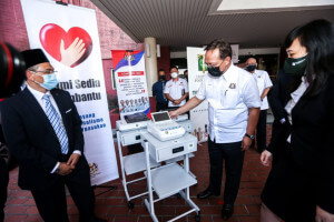 Menteri Besar melihat mesin elektrokardiografi (EKG) yang di sumbangkan oleh syarikat Tropicana Foundation kepada Jabatan Kesihatan Negeri Johor di Hospital Sultanah Aminah.