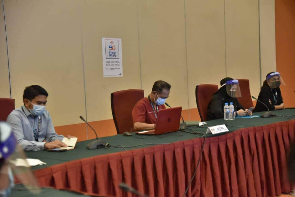 Sesi perbincangan bersama Pegawai Perubatan Kontrak di Bilik Mesyuarat PKRC Bersepadu MAEPS 2.0.