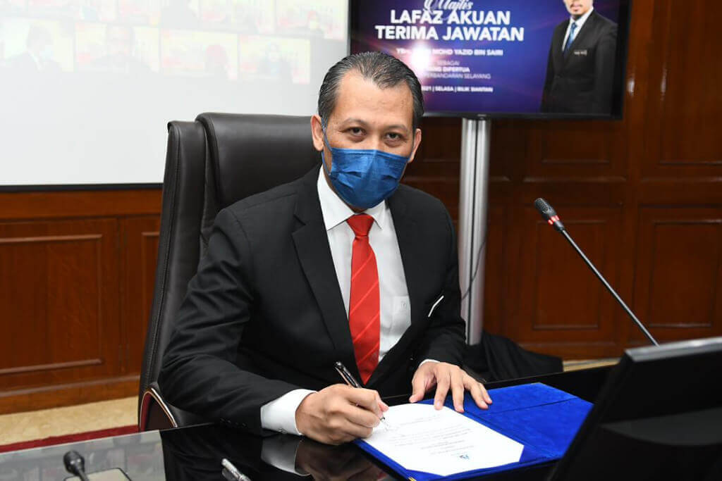 Mohd Yazid Sairi yang berpengalaman 21 tahun dalam perkhidmatan awam menandatangani surat terima tugas sebagai YDP Majlis Perbandaran Selayang.