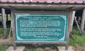 Papan tanda yang mencatatkan sejarah rumah panjang Melanau, Kampung Sok, Matu.