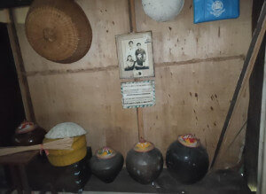Barang peninggalan penghuni rumah panjang Melanau Kampung Sok.