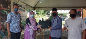 YTM Undang Johol menyampaikan komputer riba kepada Pegawai Kesihatan Daerah Kuala Pilah.