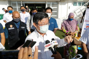 Chow bercakap dengan kumpulan wartawan semasa lawatan ke Stadium Bandaraya.