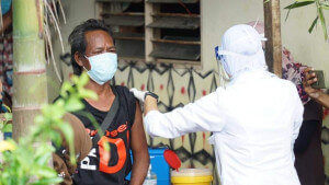 Penduduk Kampung Orang Asli Bukit Payung menerima suntikan vaksin.
