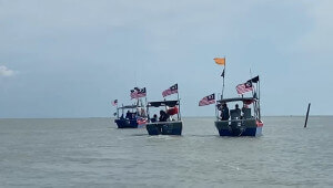 Konvoi Merdeka Nelayan Pulau Betong Di Lautan Biru.