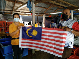 Penyerahan Jalur Gemilang di Pasar Nelayan Pulau Betong kepada semua lapisan masyakarat.
