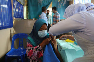 Salah seorang penduduk warga emas menyertai Program MOVAK untuk menerima suntikan vaksin dos pertama di SK Tanjong Tokong.