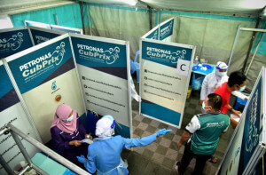 Treler berhawa dingin sepanjang 40 kaki ini menempatkan lapan ruang tempat suntikan dan ia turut dilengkapi ruang rawatan kecemasan.