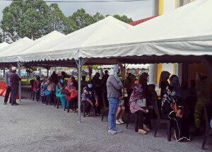 Orang ramai menunggu giliran di khemah disediakan.