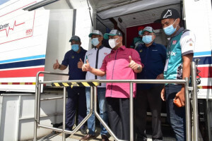 Menteri Besar Perak (berbaju merah) memuji kesudian pihak Kelab Peminat Cub Prix Petronas menyediakan treler kepada penduduk kampung di Felda Gunung Besout.