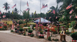 Antara replika yang sedia ada dan dihiasi dengan Jalur Gemilang di perkarangan rumah Abu Bakar.