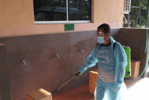 Suhaimizan melakukan proses sanitasi.