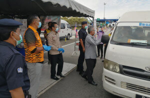 Pengedaran Jalur Gemilang kepada pengguna jalan raya secara pandu lalu.