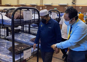 Penerangan ringkas oleh Dr Mohammad Miqdad semasa Mohd Akmal meninjau kawasan PKRC Kompleks Rakan Muda LMS.