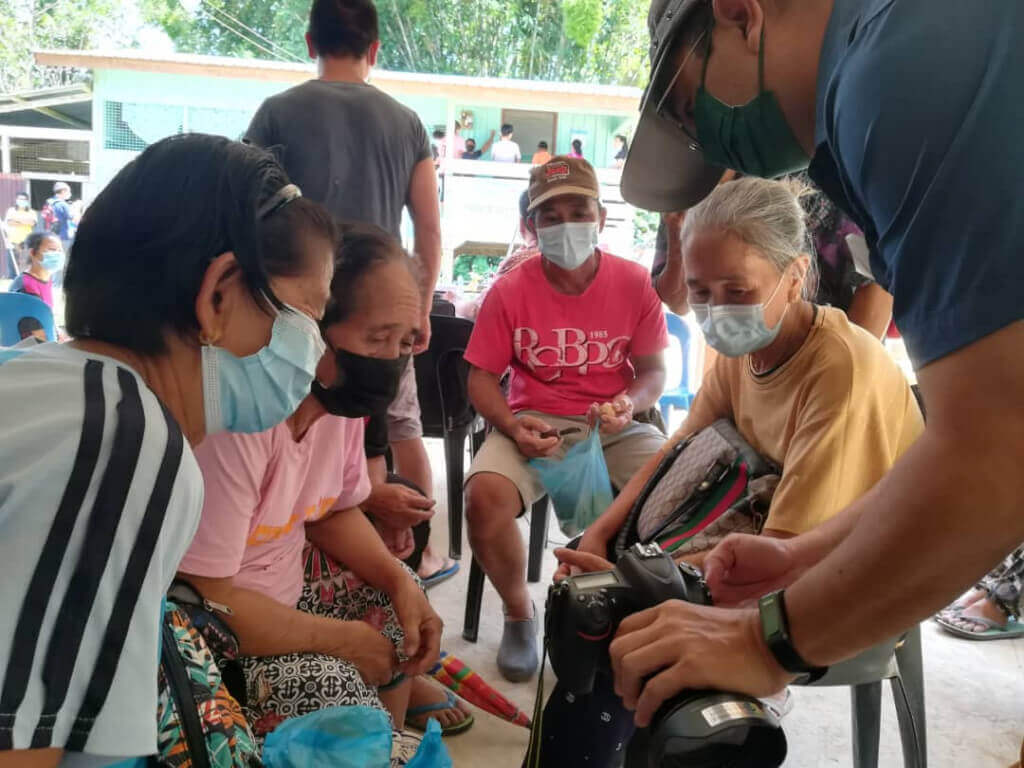 Yipit (dua dari kiri) melihat gambar yang dirakam oleh Jurufoto JaPen Sabah, Vicky Mantajang.