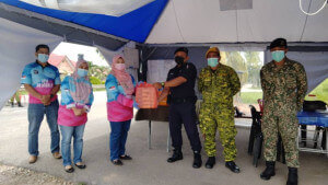 Koperal Nordin menerima pek makanan daripada Pegawai Penerangan Daerah Alor Gajah.