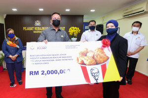 Penyerahan replika baucer KFC bernilai RM2 juta menerusi PRE Ihsan Johor 3.0 kepada Pengurus Besar Yayasan Johor Corporation (Jcorp), Noor Ruzilawati Ruddin di Pejabat Jabatan Kebajikan Masyarakat (JKM) Daerah Segamat.