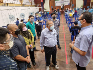 Sesi lawatan serta penerangan di Pusat Pemberian Vaksin Industri Dewan Serbaguna Bukit Gambir. 