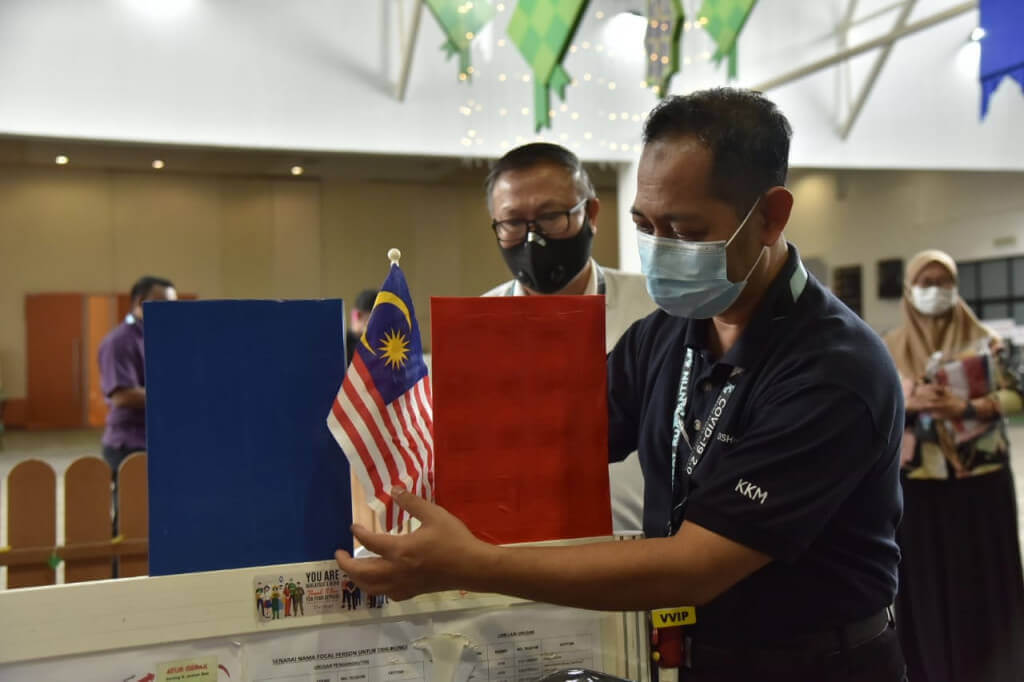 Dr Shahabudin turut bersama memasang jalur gemilang bagi menghiasi tempat kerja PKRC bersepadu MAEPS 2.0.