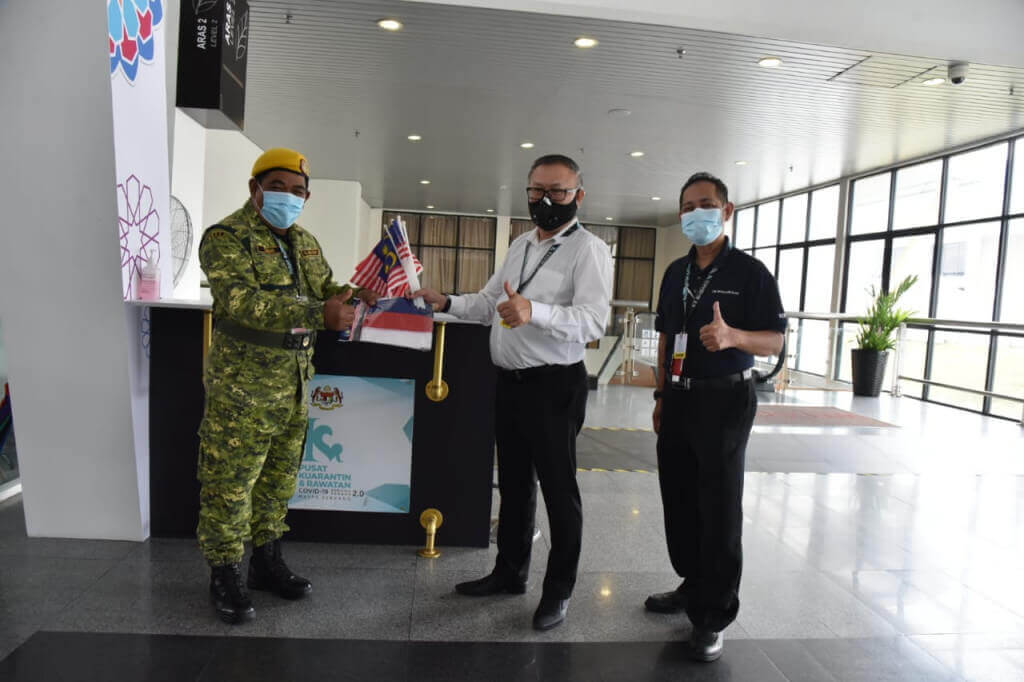 Jalur gemilang turut juga diedarkan kepada agensi dan petugas keselamatan di PKRC Bersepadu MAEPS 2.0.