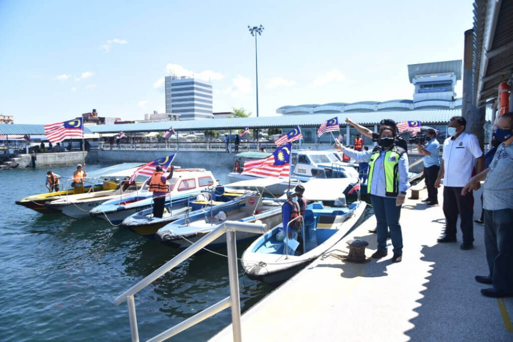 Dr. Fary bergambar kenangan bersama para pemandu teksi air.
