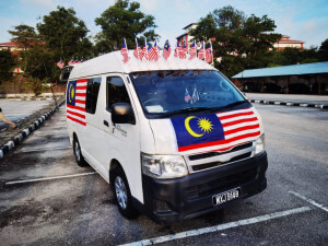 Kenderaan Jabatan telah dihias bendera.