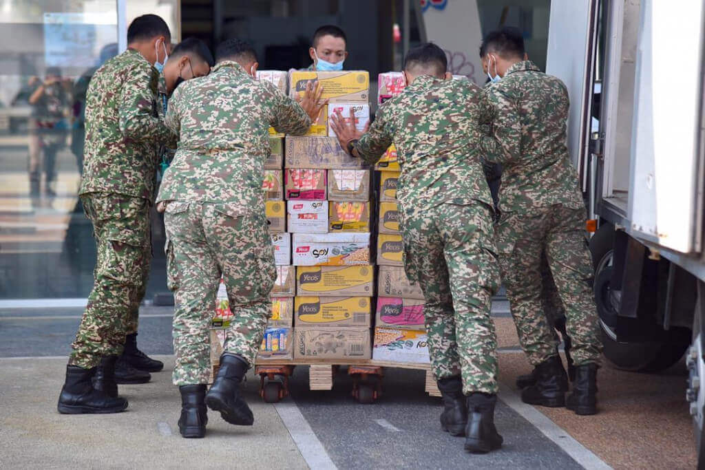 Beberapa petugas PKRC MAEPS membawa masuk barang-barang yang disumbangkan oleh Lembaga Zakat Selangor.