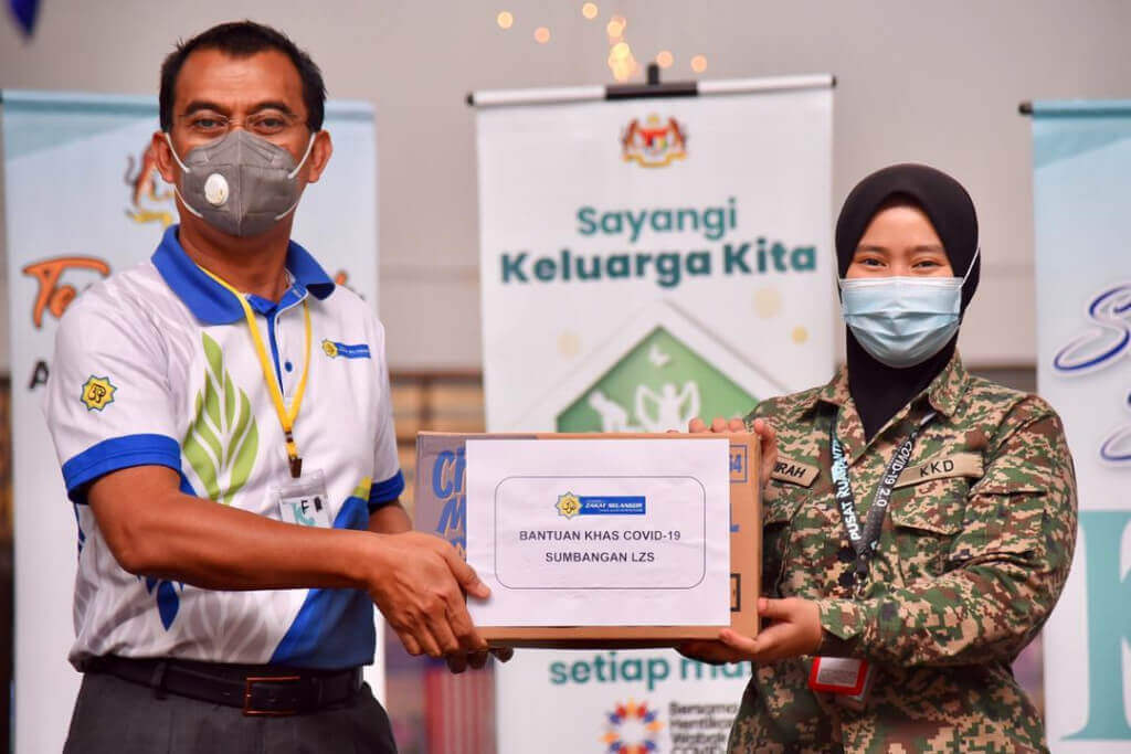 Saipolyazan (kiri) menyerahkan sumbangan kepada wakil petugas PKRC Bersepadu MAEPS 2.0, Kapten Syahirah Hammiza.