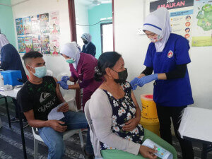 Penduduk POS Lemoi memberikan kerjasama yang baik dalam menjayakan proses vaksinasi. 
