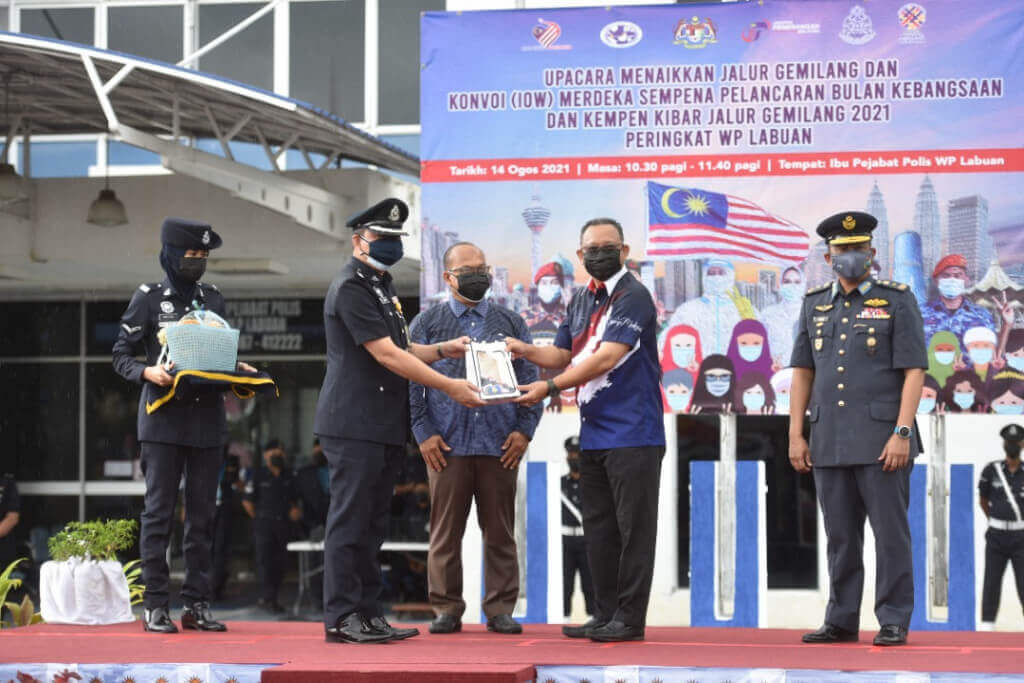Ahmad Jawila (dua dari kiri) menyampaikan sijil penghargaan kepada Rithuan.