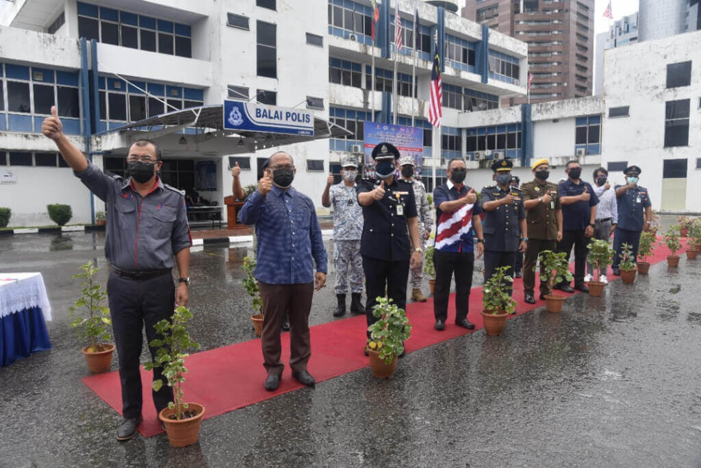 Laungan Merdeka daripada tetamu-tetamu jemputan di Ibu Pejabat Polis Daerah Labuan.
