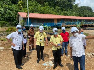 Amir Omar (kiri) meninjau tapak projek pembinaan semula SK Kampong Baru bersama wakil kontraktor Erakristal Castwell (kanan) dan JKR Daerah Kapit (tengah).