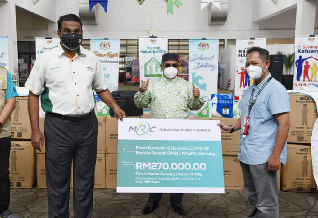 Khairuddin (tengah) menyempurnakan penyampaian sumbangan berkenaan daripada Nurul Islam, Ketua Pegawai Eksekutif MRC (kiri) kepada Pengarah PKRC bersepadu MAEPS 2.0, Dr Shahabuddin Ibrahim (kanan).