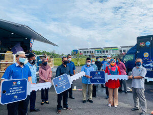 Penyerahan simbolik kunci trak pasar nelayan bergerak Prihatin LKIM kepada wakil pengusaha. 