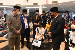 Tuan Yang Terutama Tun Seri Setia (DR) Mohd Ali Mohd Rustam, Yang Di-Pertua Negeri Melaka ke Pusat Pemberian Vaksinasi Industri di bawah sektor peruncitan (RiVAC), Dataran Pahlawan semalam.