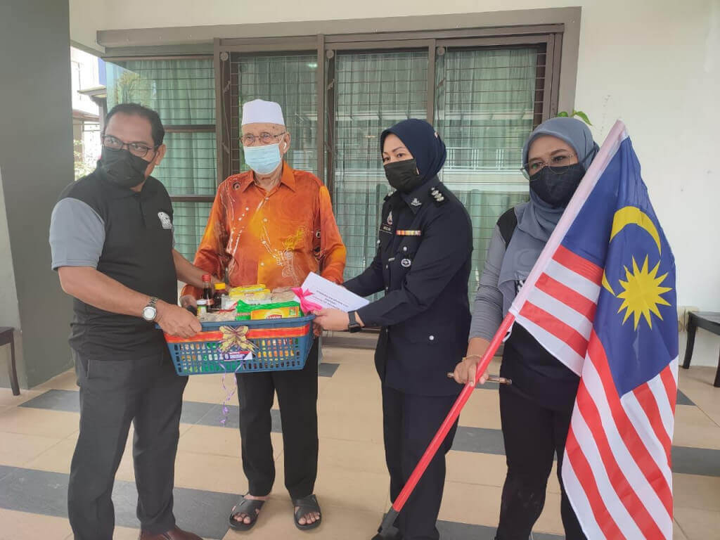 Pengarah Penerangan Negeri Sembilan menyampaikan sumbangan Bakul Rezeki kepada pesara polis.