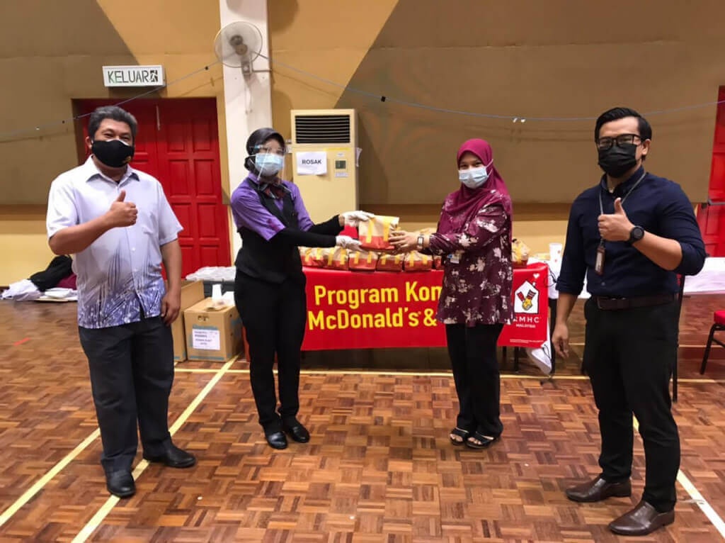 Pegawai-Pegawai Perhubungan Awam JPTHM, Muhammad Suhayri Sazali dan Farah Diana Azman bersama wakil dari McDonald's sebagai penaja jamuan makan kepada penderma darah.