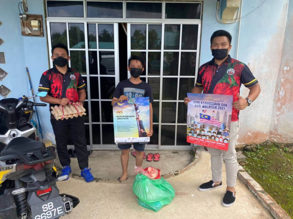 Belada turut menyampaikan bakul makanan dan bahan penerbitan JaPen kepada belia kampung Sungai Lada.