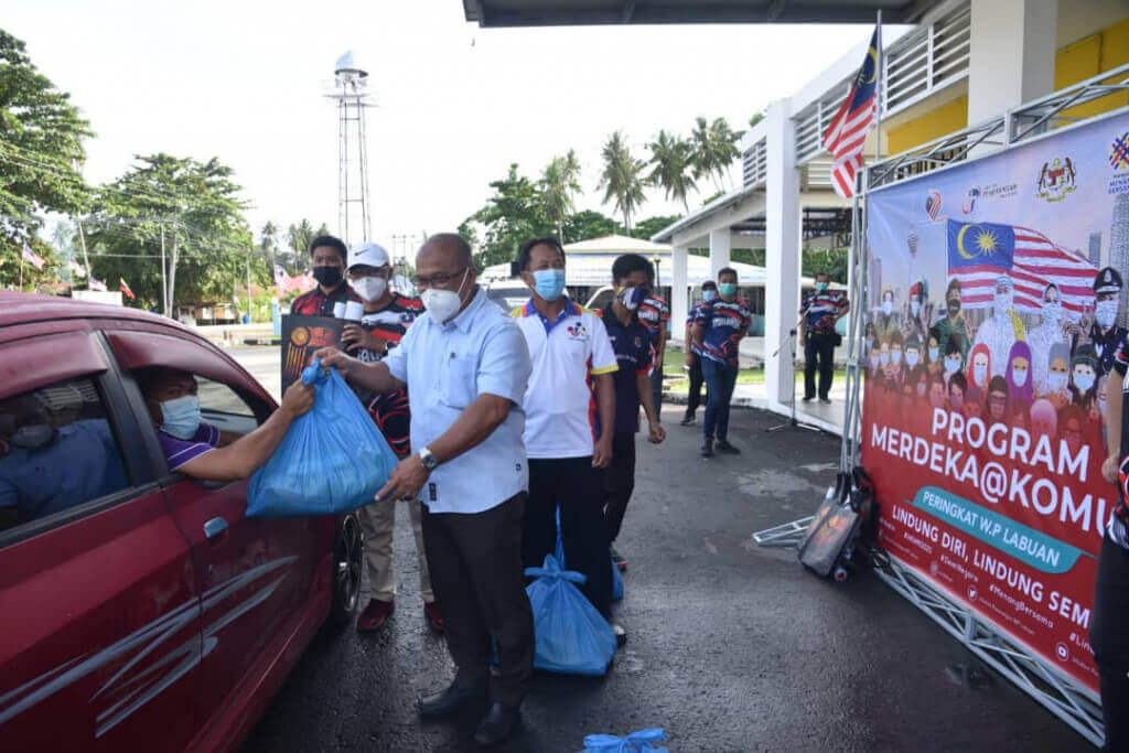 Penyerahan bakul makanan disempurnakan oleh Bashir.