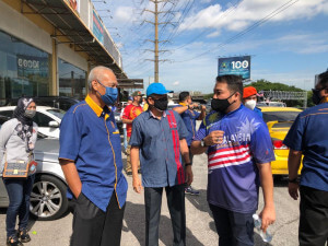 Musa Hassan (kiri) menyempurnakan Majlis Perasmian Program Pemasangan 1,000 Jalur Gemilang di Cheras, Kuala Lumpur.