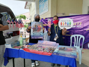 Antara penerima vaksin yang sempat bergambar bersama kakitangan Pejabat Penerangan Daerah Seremban.
