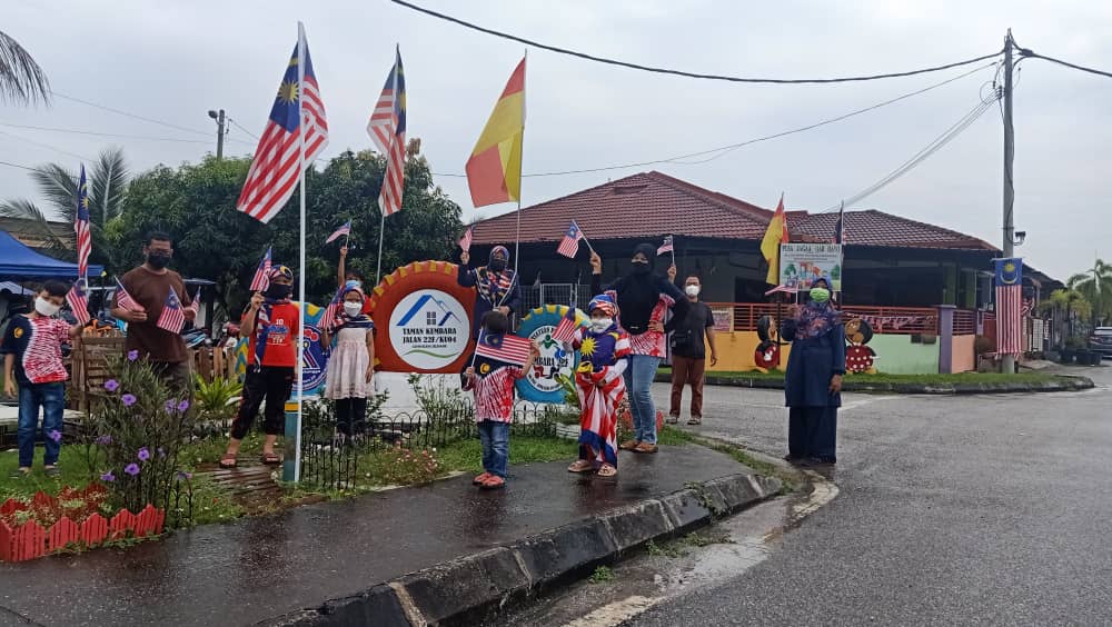 Warga Taman Kembara 22F bersemangat memasang Jalur Gemilang sempena sambutan Hari Kebangsaan tahun ini.