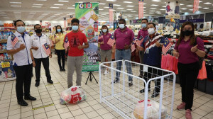 Pihak KPDNHEP turut terlibat dalam menjayakan Program Food Bank.