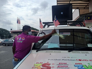 Pengurus Pasar Raya Bilion Taman Yayasan telah melakukan gimik perasmian program dengan meletakkan bendera pada kenderaan Pejabat Penerangan Daerah Segamat.