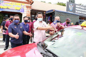 Yang Dipertua Majlis Perbandaran Batu Pahat turut memasang bendera pada kenderaan-kenderaan yang terlibat.
